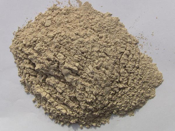 礬土性質(zhì) 礬土主要成分是氧化鋁，為煉鋁和耐火材料的主要原料。白色或灰白色，因含鐵而呈褐黃或淺紅色。密度3.45g/cm3，硬度1～3，不透明，質(zhì)脆。極難熔化，不溶于水，能溶于硫酸、氫氧化鈉溶液。 地區(qū)分布 中國(guó)鋁土礦資源比較豐富，在全國(guó)18個(gè)省、自治區(qū)、直轄市已查明鋁土礦產(chǎn)地205處，其中大型產(chǎn)地72處（不包括臺(tái)灣），主要分布在山西、山東、河北、河南、貴州、四川、廣西、遼寧、湖南等地。 投資前景 1.可用于煉鋁工業(yè)。用于國(guó)防、航空、汽車、電器、化工、日常生活用品等。 2.可用于精密鑄造。礬土熟料加工成細(xì)粉做成鑄模后精鑄。用于軍工、航天、通訊、儀表、機(jī)械及醫(yī)療器械部門。 3.可用于耐火制品。高鋁礬土熟料耐火度高達(dá)1780℃，化學(xué)穩(wěn)定性強(qiáng)、物理性能良好。 4.硅酸鋁耐火纖維。用于鋼鐵、有色冶金、電子、石油、化工、宇航、原子能、國(guó)防等多種工業(yè)，消防人員可用耐火纖維布做成衣服。 5.制造礬土水泥、研磨材料、陶瓷工業(yè)以及化學(xué)工業(yè)可制鋁的各種化合物。 鋁礬土磨粉制備 鋁礬土粉是選用煅燒過的熟鋁礬土礦石用雷蒙磨加工制成的細(xì)粉，粒度通常為100目-325目，在耐火材料行業(yè)得到了廣泛的應(yīng)用。通常加工的流程為先經(jīng)顎式破碎機(jī)進(jìn)行破碎，然后篩分進(jìn)入鋁礬土雷蒙磨或鋁礬土超細(xì)磨粉機(jī)中，進(jìn)行鋁礬土粉制備，使其應(yīng)用更加廣泛。