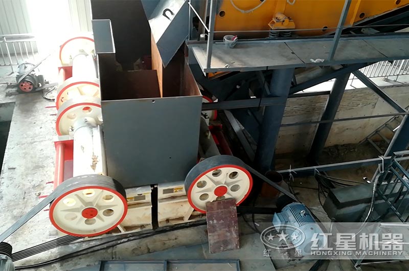 細(xì)顎式破碎機(jī)現(xiàn)場 細(xì)顎式破碎機(jī)現(xiàn)場