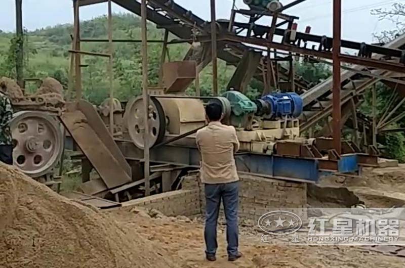 對輥制砂機(jī)現(xiàn)場 對輥制砂機(jī)現(xiàn)場