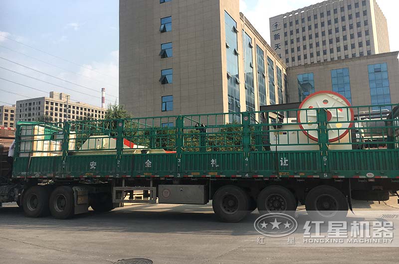 紅星機器廠家發(fā)貨顎式破碎機一臺 紅星機器廠家發(fā)貨顎式破碎機一臺