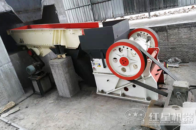 花崗巖破碎生產(chǎn)線，使用鄂破機(jī)
