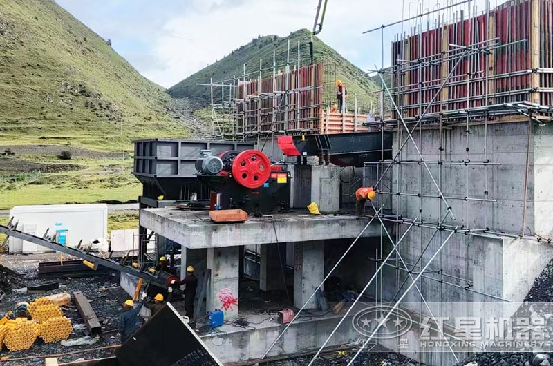 57破碎機(jī)安裝作業(yè)現(xiàn)場實拍 57破碎機(jī)安裝作業(yè)現(xiàn)場實拍