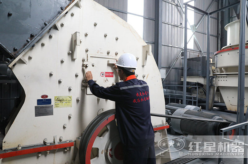 紅星技術(shù)人員為客戶調(diào)試錘破設備