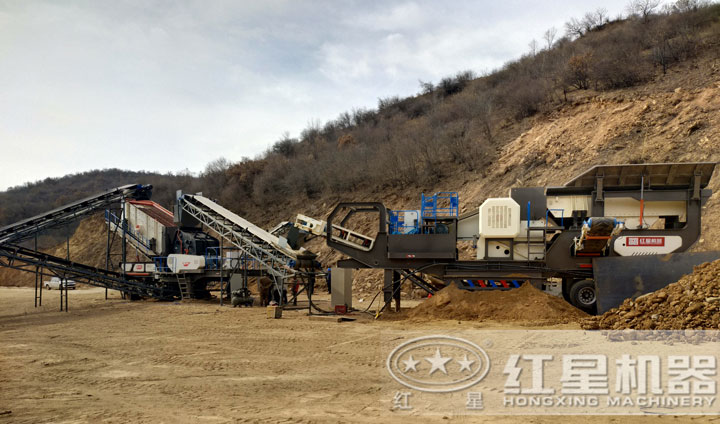 時(shí)產(chǎn)200噸移動(dòng)破碎設(shè)備生產(chǎn)現(xiàn)場(chǎng)，運(yùn)行平穩(wěn)，不間斷作業(yè)