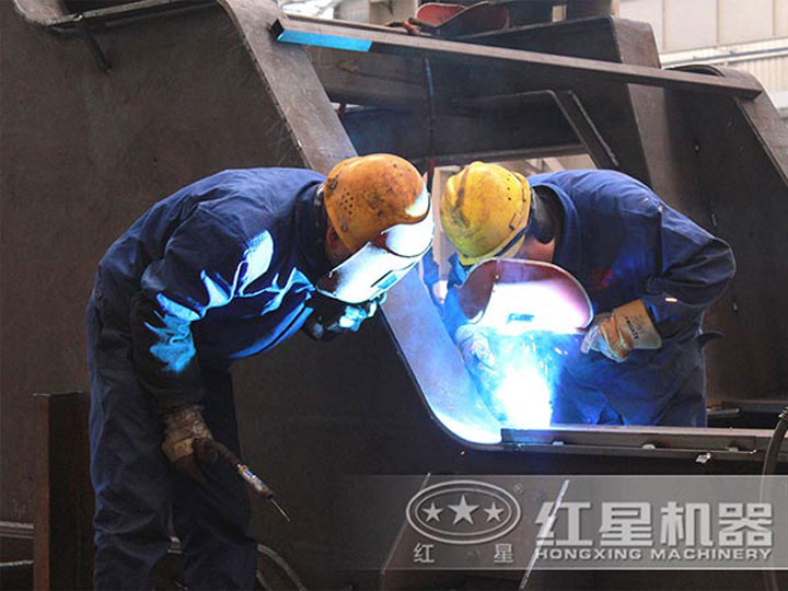 車間生產加工移動破碎機，每一臺設備都是匠心打造