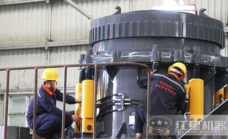 工作人員檢測圓錐破碎機，保障生產的設備都有高質量