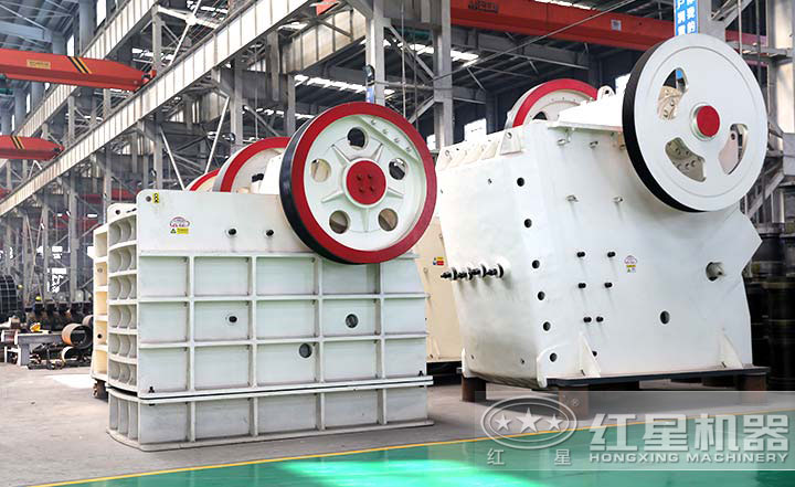 顎式破碎機實拍圖，型號多樣，價格在10-80萬之間