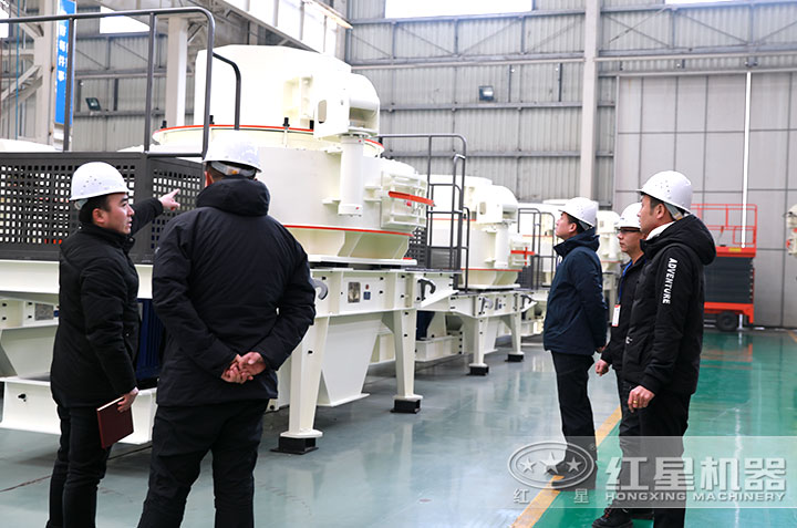 用戶來(lái)廠考察，有業(yè)務(wù)經(jīng)理現(xiàn)場(chǎng)報(bào)價(jià)