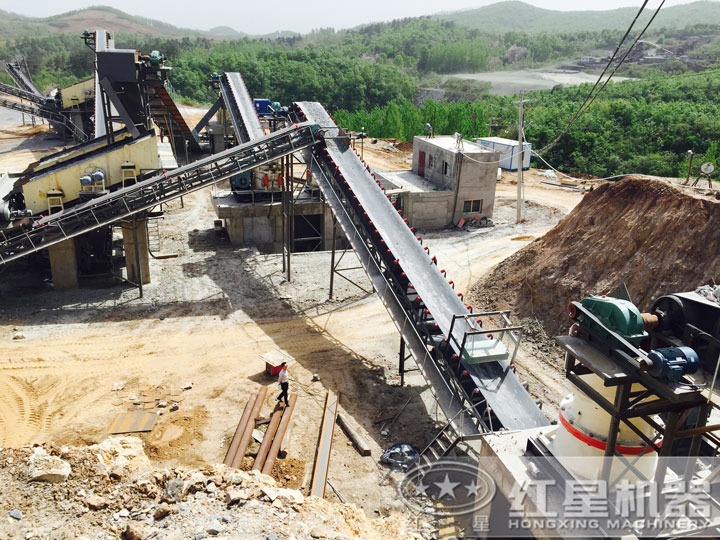 碎石現(xiàn)場，多種破碎設備可搭配使用