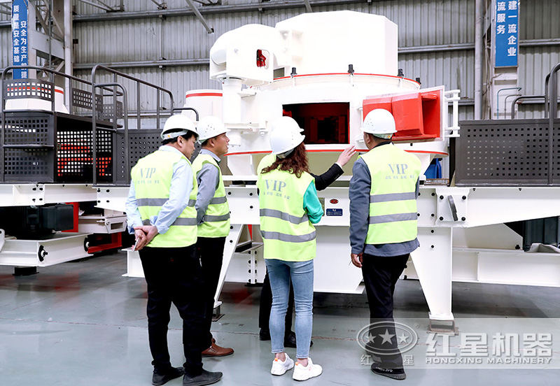 客戶來(lái)車間參觀，專業(yè)經(jīng)理接待講解