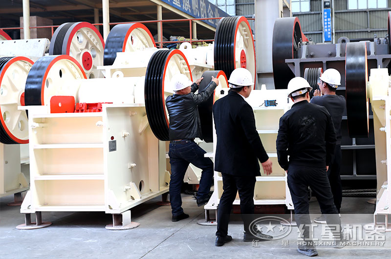 客戶(hù)參觀(guān)普通鄂破車(chē)間留影