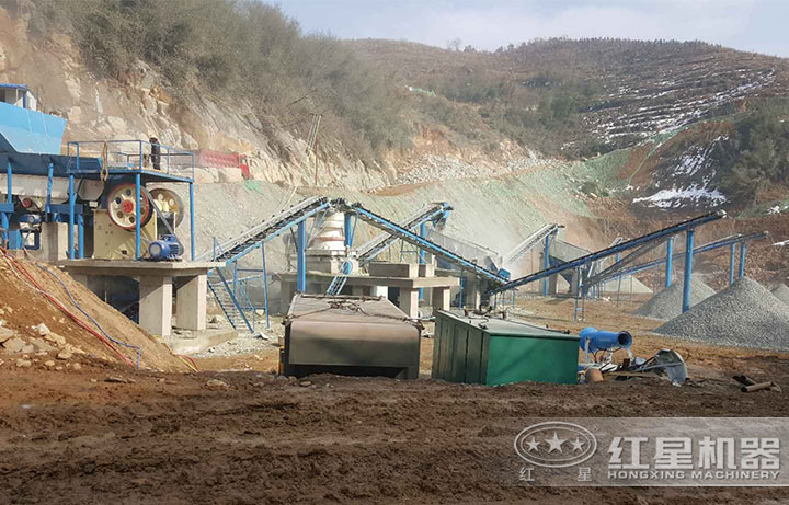 顎式破碎機生產現(xiàn)場