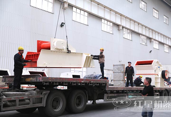 振動(dòng)給料機(jī)及破碎生產(chǎn)線(xiàn)設(shè)備發(fā)貨了