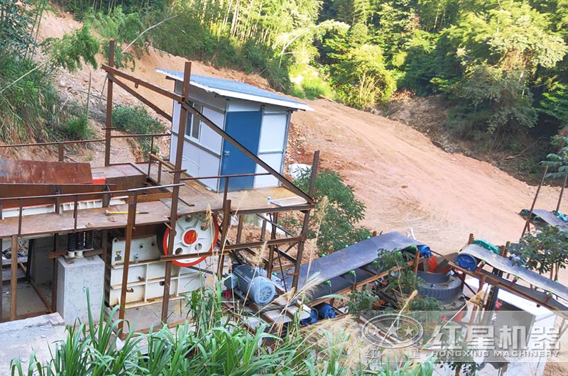 鵝卵石破碎現(xiàn)場，鄂破+圓錐破破碎出13石子