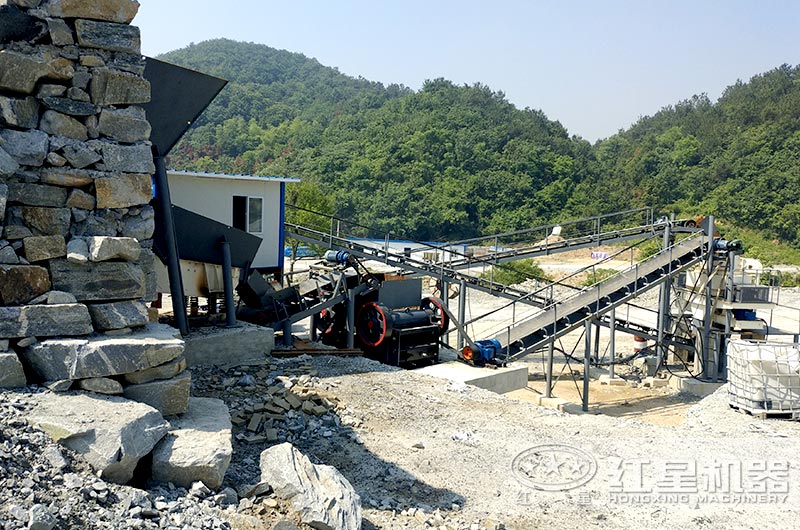 顎式細破碎機破碎現(xiàn)場，搭配制砂機使用