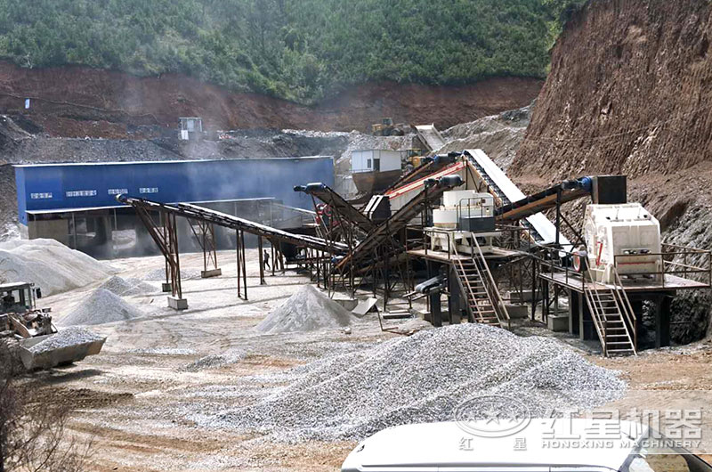 制砂設(shè)備生產(chǎn)現(xiàn)場，反擊破搭配制砂機(jī)，破碎軟料